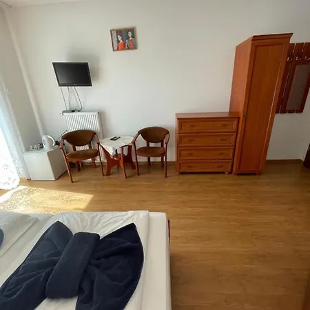 לינה וארוחת בוקר Dolce 3*